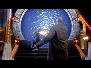 Teal'C (Christopher Judge, li.) und Hoskins (Peter Bryant, re.) stehen sich gegen&uuml;ber...