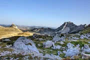 Der Durmitor &ndash; keltisch f&uuml;r &bdquo;Berge der vielen Gew&auml;sser&ldquo;. Zwischen seinem schroffen Karstgebirge liegen 18 Berg- und Gletscherseen, &Uuml;berbleibsel aus der Eiszeit.