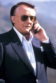 Bill Stratton (Robert Vaughn)