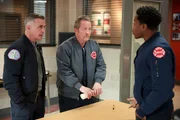 Chicago Fire Staffel 10 Folge 16 Planen einen Streich: David Eigenberg als Christopher Herrmann, Christian Stolte als Mouch, Daniel Kyri als Darren Ritter Chicago Fire Staffel 10 Folge 16 Planen einen Streich: David Eigenberg als Christopher Herrmann, Christian Stolte als Mouch, Daniel Kyri als Darren Ritter