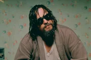 Dem "Dude" (Jeff Bridges) sind zwei Einbrecher aufgelauert. Doch ihn kann so schnell nichts aus der Fassung bringen: Selbst die Tatsache, dass sein Kopf gewaltsam in die Toilette getaucht wird, tut der Coolness seines &Auml;u&szlig;eren keinen Abbruch.