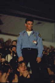 Darren McCord (Jean-Claude Van Damme) m&ouml;chte verhindern, dass bei den Zuschauern des Eishockey-Spiels eine Massenpanik ausbricht.