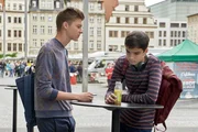 Bastian Marquardt (Johann Lukas Sickert, li.) trifft auf dem Schulheimweg Jonas Heilmann (Anthony Petrifke, re.). Jonas kommt mit dem Tod seiner Oma gar nicht zurecht und findet nicht in den Alltag, schon gar nicht in den Schulalltag. Bastian fragt ihn, ob er nicht mit zu ihm kommen möchte. Bastian Marquardt (Johann Lukas Sickert, li.) trifft auf dem Schulheimweg Jonas Heilmann (Anthony Petrifke, re.). Jonas kommt mit dem Tod seiner Oma gar nicht zurecht und findet nicht in den Alltag, schon gar nicht in den Schulalltag. Bastian fragt ihn, ob er nicht mit zu ihm kommen möchte.