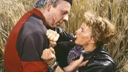 Der 'Skorpion' (Burkhard C. Kosminsky) hat Biggi (Sabine Petzl) in seine Gewalt gebracht und mit Handschellen gefesselt.