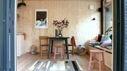 Die Dokumentation zeigt Beispiele f&uuml;r neue Wohntrends: Vom selbst gebauten Mini-Haus auf R&auml;dern, &uuml;ber urbane Wohnh&uuml;tten und professionell gebauten Tiny Houses, wie z.B. das fertig eingerichtete 'Cabin One'-Tiny House (Foto) bis hin zu schwimmenden Mini-Hausbooten
