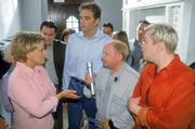 Nikola (Mariele Millowitsch, l.) versucht Tim (Oliver Reinhard, r.) und die anderen Mieter davon zu &uuml;berzeugen, dass es im Haus Ratten gibt. Kammerj&auml;ger Teschke (Hans Joachim Heist, 2.v.r.) hat keine gefunden und Schmidt (Walter Sittler, 2.v.l.) glaubt ihr kein Wort...