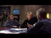 Daniel (Michael Shanks, li.) und Carter (Amanda Tapping, mi.) zeigen General O'Neill (Richard Dean Anderson, re.) die Substanz, die sie in der Lagerhalle gefunden haben.