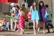 Sie ist mit ihrer Freundin Carly (Blaine Saunders, vorne r.) im Schwimmbad unterwegs, doch im Badeanzug will sich Sue (Eden Sher, vorne l.) auf keinen Fall blicken lassen ...