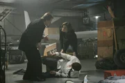 Brennan (Emily Deschanel, r.) und ihr Vater Max (Ryan O'Neal, l.) finden Booth (David Boreanaz, M.), nachdem er von dem totgeglaubten Hugh Kennedy und seinen M&auml;nnern gekidnappt und attackiert wurde.  +++