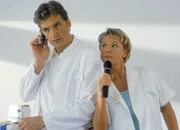 Nikola (Mariele Millowitsch) glaubt, dass Dr. Schmidt (Walter Sittler) ihr die Traumwohnung wegschnappen will und verd&auml;chtigt ihn sogar w&auml;hrend ihres Vortrages mit dem Vermieter zu telefonieren.