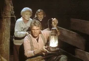 Im Keller finden MacGyver (Richard Dean Anderson, li.) und die beiden Schwestern Faith (Natalie Core, Mi.) und Hope (Helen Page Camp) den toten Leo Burns.