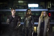 Carter alias Hawkman (Falk Hentschel, l.) glaubt, dass er endlich eine Chance hat einen alten Feind zu schlagen, w&auml;hrend Kendra alias Hawkgirl (Ciara Ren&eacute;e, M.) und Sara alias White Canary (Caity Lotz, r.) zweifeln, ob dieser Zeitreise-Trip wirklich eine gute Idee ist ...