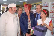 Rita (Gaby K&ouml;ster, Mi.) ist bereit, das Model zu spielen und alle sind erleichtert, dass die Kampagne nun doch stattfinden wird. (li. Georg Alfred Wittner, 2.v.li. Dustin Semmelrogge, re. Franziska Traub, 2.v.re. Lutz Herkenrath).