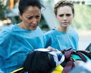 Dr. Audrey Lim (Christina Chang, l.) und Dr. Morgan Reznick (Fiona Gubelmann)  +++ Die Verwendung des sendungsbezogenen Materials ist nur mit dem Hinweis und Verlinkung auf RTL+ gestattet. +++