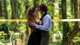 l-r: Lisa (Kathryn Newton), Die Kreatur (Cole Sprouse)