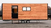 Die Dokumentation zeigt Beispiele f&uuml;r neue Wohntrends: Vom selbst gebauten Mini-Haus auf R&auml;dern (Foto), &uuml;ber urbane Wohnh&uuml;tten und professionell gebauten Tiny Houses bis hin zu schwimmenden Mini-Hausbooten