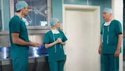 Dr. Kathrin Globisch (Andrea Kathrin Loewig, mi.) muss als Chef&auml;rztin Entscheidungen treffen und hat Dr. Martin Stein (Bernhard Bettermann, li.) gebeten, Dr. Roland Heilmann (Thomas R&uuml;hmann, re.) bei einer schwierigen OP zu assistieren. Als Roland das mitbekommt f&uuml;hlt er sich bevormundet und &uuml;bergangen und br&uuml;llt seine beiden Freunde an. Im n&auml;chsten Moment tut es ihm schon wieder leid. Nach Pias Tod wei&szlig; einfach niemand mit Roland umzugehen, alles kann richtig oder falsch sein.