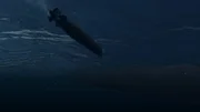 Torpedo unter Wasser nähert sich dem U-Boot-Rumpf, niedriger Winkel. Torpedo unter Wasser nähert sich dem U-Boot-Rumpf, niedriger Winkel.