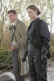 Booth (David Boreanaz) und Brennan (Emily Deschanel) untersuchen den Tatort, an dem eine Frau - ohne Knochen und in einer Kiste verpackt - im Fluss gefunden wurde.    +++