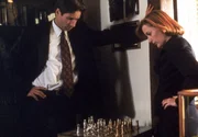 Mulder (David Duchovny, l.) erkl&auml;rt Scully (Gillian Anderson, r.), warum er nach einer Serie von Selbstmorden und Ungl&uuml;cksf&auml;llen in einem Milit&auml;rkrankenhaus glaubt, ein bestimmtes Mordschema zu erkennen.