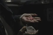 Mariana van Zeller h&auml;lt Ecstasy-Pillen in der Hand. (Kredit: National Geographic)