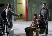 Daniel (Michael Shanks, re.) und Krista (Erica Durance) wurden entführt. Einer der Entführer (Sean Millington, li.) droht die junge Frau zu erschießen, falls Daniel nicht kooperiert... Daniel (Michael Shanks, re.) und Krista (Erica Durance) wurden entführt. Einer der Entführer (Sean Millington, li.) droht die junge Frau zu erschießen, falls Daniel nicht kooperiert...