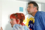 Rita (Gaby K&ouml;ster) und Horst (Frank Vockroth) horchen an Markus' Zimmert&uuml;r, ob da nicht die Schrankt&uuml;r ge&ouml;ffnet wurde, wo die Kondome aufbewahrt werden...