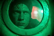 Arkhipov überwacht die Arbeiten am Kernreaktor der K-19, um eine Kernschmelze zu verhindern. Arkhipov überwacht die Arbeiten am Kernreaktor der K-19, um eine Kernschmelze zu verhindern.