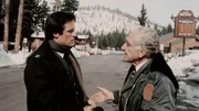 Ben Wilkinson (James Whitmore, r.) ist verzweifelt. Er wei&szlig; nicht, ob sein Sohn bei einem Man&ouml;ver get&ouml;tet wurde oder noch lebt. Nick Ryder (Joe Penny) will ihm Klarheit verschaffen.