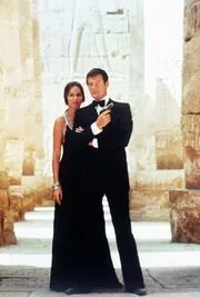 Anya (Barbara Bach), James Bond (Roger Moore)