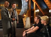 Daniel (Michael Shanks, 2ter re.) wollte Carter (Amanda Tapping, re.) retten. Doch wie auch Carter wird er von Hoskins (Peter Bryant, li.) und Jennings (Lucas Wolf, 2ter li.) &uuml;berw&auml;ltigt...