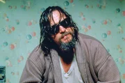 Jeffrey Lebowski (Jeff Bridges), den alle nur den "Dude" nennen, wird Opfer einer Verwechslung und hat pl&ouml;tzlich seinen Kopf in der Toilettensch&uuml;ssel stecken.