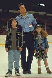 McCord (Jean-Claude Van Damme, M.) jobbt als Hausmeister im Eisstadion von Pittsburgh. So erh&auml;lt er auch f&uuml;r das entscheidende siebte Play Off-Finale zwei Freikarten. Mit denen nimmt er seine Kinder Tyler (Ross Malinger, l.) und Emily (Whittni Wright, r.) mit zum Eishockey-Spiel ...