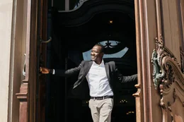 Nicolas Moumouni will die T&uuml;ren des Hamburger Michels f&uuml;r People of Colour in der Kirche &ouml;ffnen.