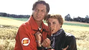 Dr. Michael L&uuml;dwitz (Rainer Grenkowitz) k&uuml;mmert sich um Pilotin Biggi (Sabine Petzl).