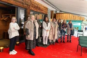 Larissa Jungen (li.) an ihrer eigenen Modenschau in Adelboden