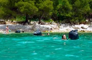 Aktivistinnen vom Verein Green Sea Safari s&auml;ubern zusammen mit Touristen die Buchten um Dubrovnik vom angesp&uuml;lten Plastikm&uuml;ll.