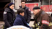 Chicago Fire Staffel 10 Folge 16 Ein kleiner Junge braucht Hilfe: Hanako Greensmith als Violet Mikami, Carlos S. Sanchez als Javi (sitzend), Jimmy Nicholas als Evan Hawkins, Joe Minoso als Joe Cruz