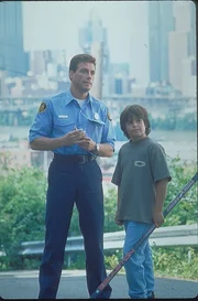 Tyler McCord (Ross Malinger, r.) glaubt immer noch, dass sein Vater Darren McCord (Jean-Claude Van Damme, l.) ein Held ist und als Feuerwehrmann arbeitet. Doch nach einem traumatischen Einsatz hat dieser eine Stelle als Hausmeister angenommen.