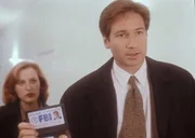 Scully (Gillian Anderson, l.) und Mulder (David Duchovny, r.) sind einem Serienm&ouml;rder auf der Spur, der seinen Opfern das K&ouml;rperfett absaugt.