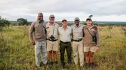 Moderator Rob Rinder mit einigen Rangers des Phinda Private Game Reserve in S&uuml;dafrika