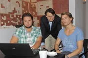 Im Beisein von Tuner (Thomas Drechsel, li.) versucht Gerner (Wolfgang Bahro, Mi.) Dominik (Raul Richter) klarzumachen, dass er keine Schuld an den finanziellen Problemen der Familie hat.