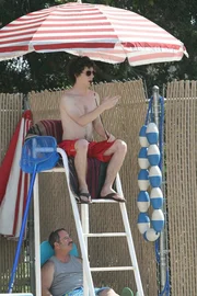 W&auml;hrend Brick einen Kampf mit einer Br&uuml;cke austr&auml;gt, hat Axl (Charlie McDermott) seine eigenen K&auml;mpfe zu gewinnen. Er will unbedingt Rettungsschwimmer werden, muss sich dazu aber gegen harte Konkurrenz durchk&auml;mpfen ...