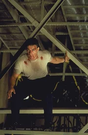 Als Verbrecher mit einem Massaker in einem Hockey Stadion drohen, beschlie&szlig;t Darren McCord (Jean-Claude Van Damme), ein ehemaliger Feuerwehrmann und nun Hausmeister der Eis-Arena, den Gangstern im Alleingang das Handwerk zu legen.