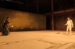 Als Ort f&uuml;r die Inszenierung von Glucks Meisterwerk w&auml;hlten Rapha&euml;l Pichon und Regisseur Eddy Garaudel die Halle 47 in Floirac bei Bordeaux.
