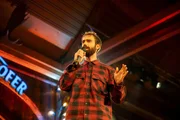 Gabriel Mair (Buonomemes) w&auml;hrend des Kabaretts "Beim Kammerhofer" (Pilotfolge) mit Walter Kammerhofer in der Hofb&uuml;hne Tegernbach in Bad Schallerbach, &Ouml;sterreich am 14. Oktober 2025.