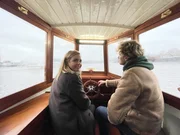Mariana van Zeller (L) auf einem Boot auf dem Fluss Amstel. (Kredit: National Geographic)
