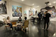 Lehrerin Regula Grunder besucht eine Ausstellung eines ehemaligen Sch&uuml;lers