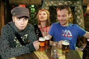 Als Theresa ihn aufzieht, f&uuml;hlt Tobias sich herausgefordert. Er nimmt sich vor, sie nicht mit Worten, sondern mit Taten zu beeindrucken v.l.n.r.: Tobias (Bj&ouml;rn Harras), Theresa (Anja Thiemann), J&uuml;rgen Decker (Oliver Bokern)...