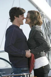 Special Agent Tim Sullivan (Eddie McClintock, l.); Dr. Brennan (Emily Deschanel, r.)